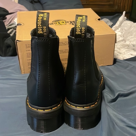 Selling black leather platform Chelsea boots - Picture 6 of 7